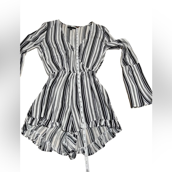 Kendall & Kylie white & black vertical striped romper. Trumpet sleeves - Picture 5 of 5